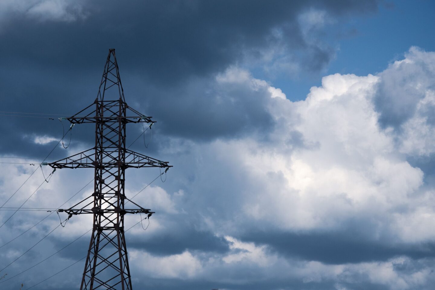Prąd przemienny jako podstawa współczesnej energetyki i codziennego korzystania z energii elektrycznej