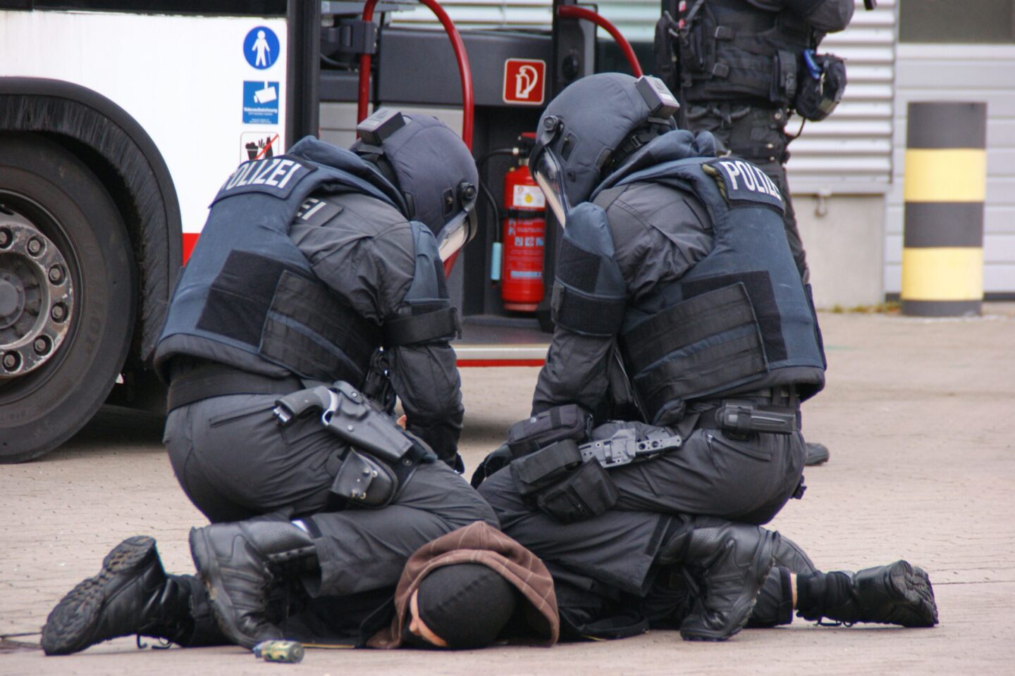 Terroryzm prezentacja – kompleksowe opracowanie tematu, definicje, przyczyny, skutki i zasady przygotowania wystąpienia